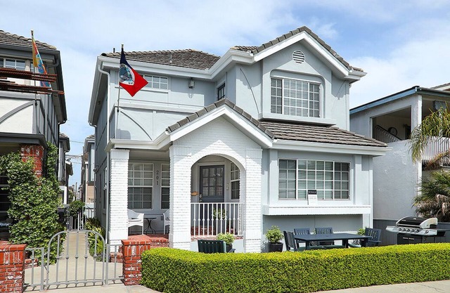2 Bedroom/2 Bath - AC - 1 Block from the beach. Upstairs/back-unit.