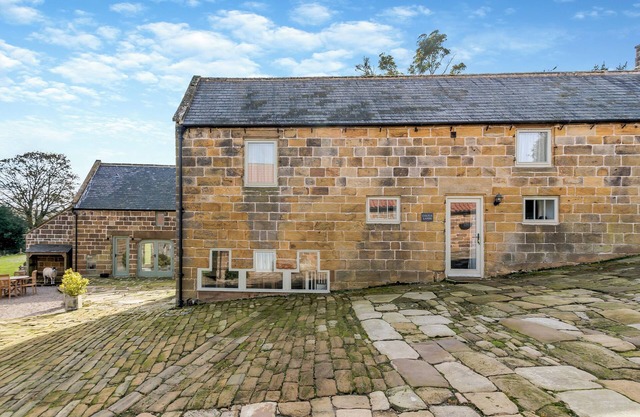 2 bedroom accommodation in Castleton