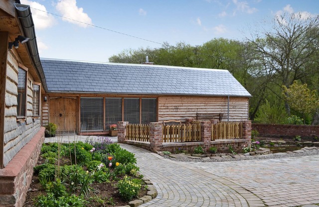 2 bedroom accommodation in Knapton Green, near Leominster