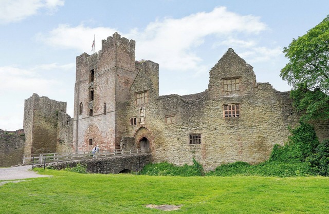 2 bedroom accommodation in Ludlow