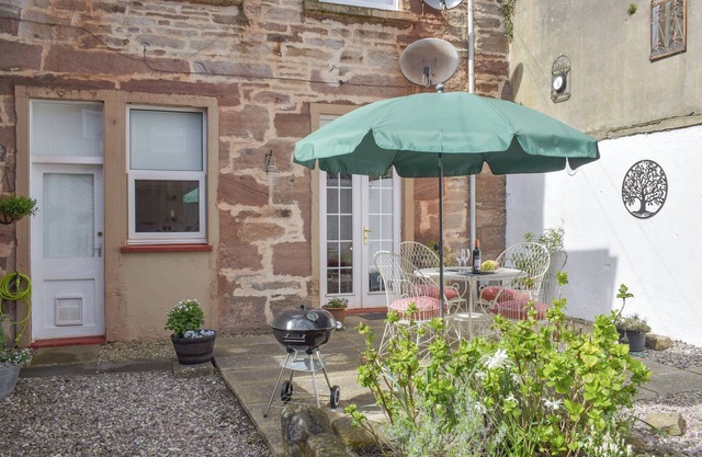 2 bedroom accommodation in Ayr