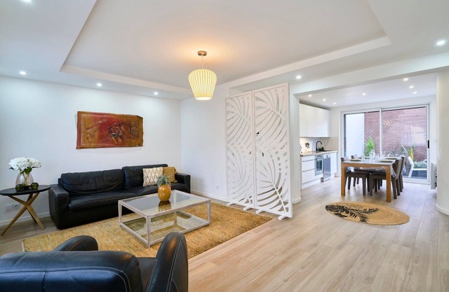 2 bedroom apartment w/courtyard at Croisé Laroche