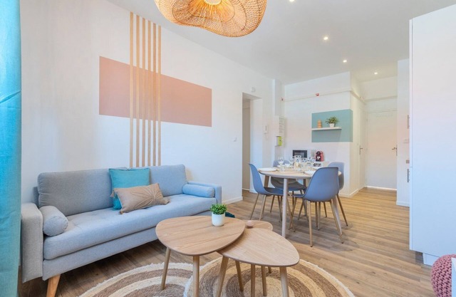 2 bedroom apartment near tram, CHR + parking