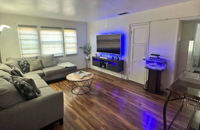 2-bedroom apartment in brilliant Los Angeles - Near LAX & SoFi