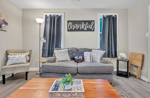 2-bedroom apartment in charming Portsmouth with AC, WiFi