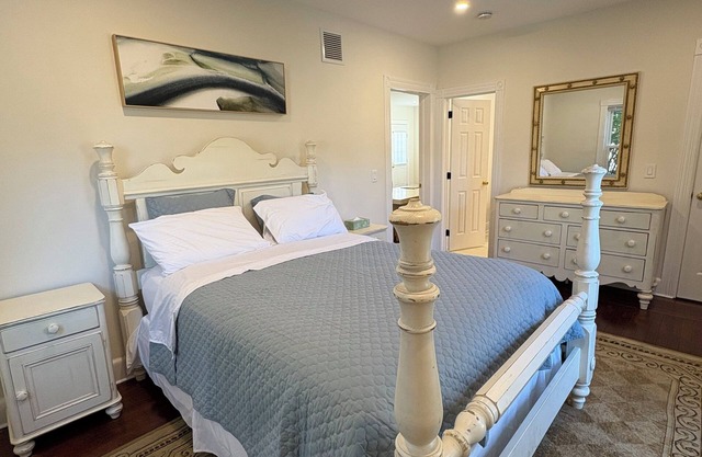 2-bedroom apartment in beautiful Southampton with a beach permit