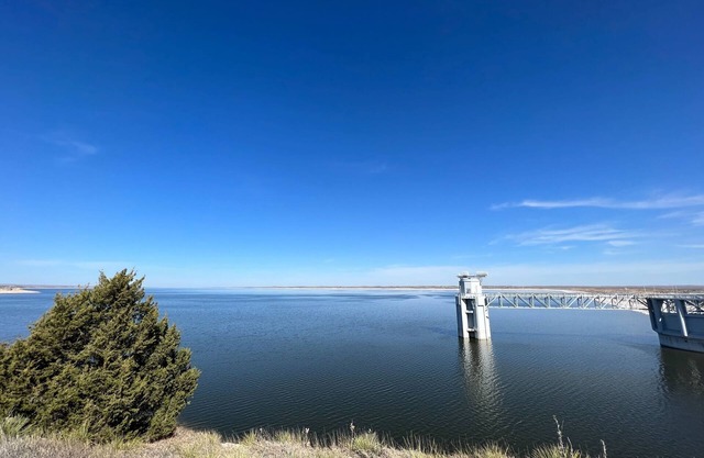 2-bedroom at resort on LAKE MCCONAUGHEY neighboring restaurant & bar
