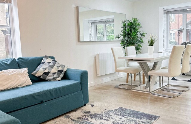 2-bedroom bedroom unit. With Free Parking
