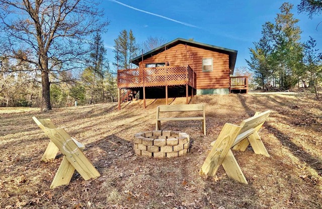 2-bedroom cabin in Friendship with WiFi, AC. 25 minutes from Wisconsin Dells!