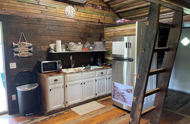 2-bedroom cabin with AC, WiFi in charming Spartanburg SC on the Pacolet River.