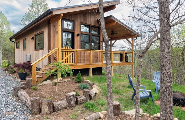 2-bedroom cabin with WiFi, AC, gated porch, in tranquil Marshall