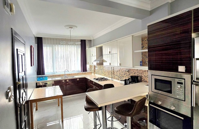 2-bedroom condo in enchanting Istanbul with WiFi, AC