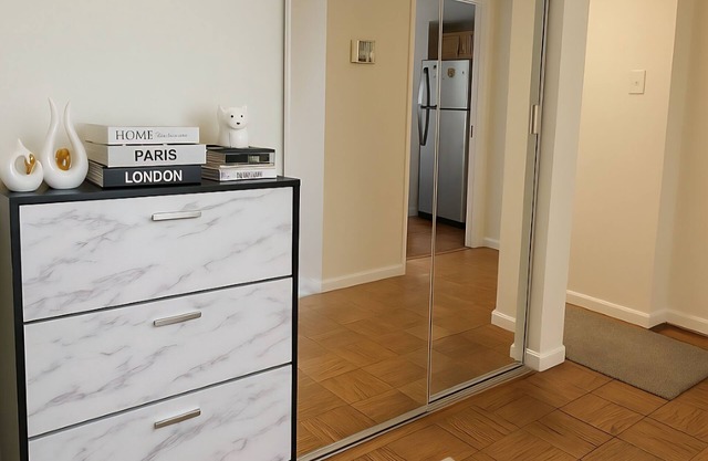 2-bedroom condo in charming Gaithersburg with AC, WiFi. Relax and unwind