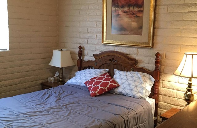 2-bedroom condo with AC, WiFi in Glendale