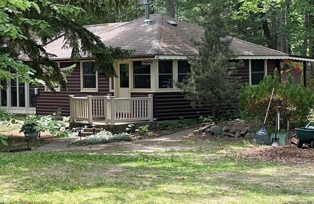 2 bedroom cottage 1 block from South Beach- hot tub, fire pit