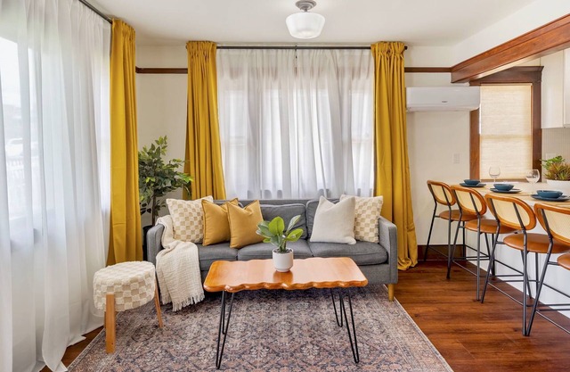 2 Bedroom Craftsman : KING Bed : Views : Parking : Between Disney/Universal