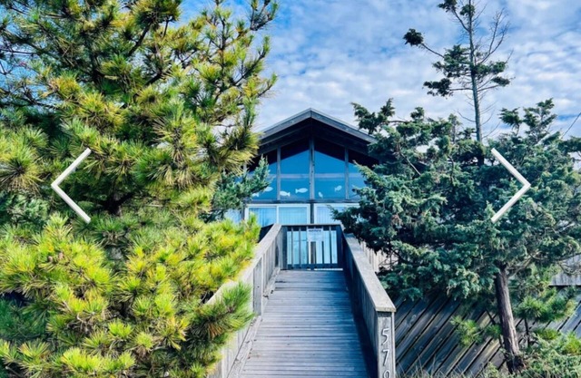 2-bedroom designer bungalow with 1GB FiOS, AC, steps from the 2025 PINES PARTY