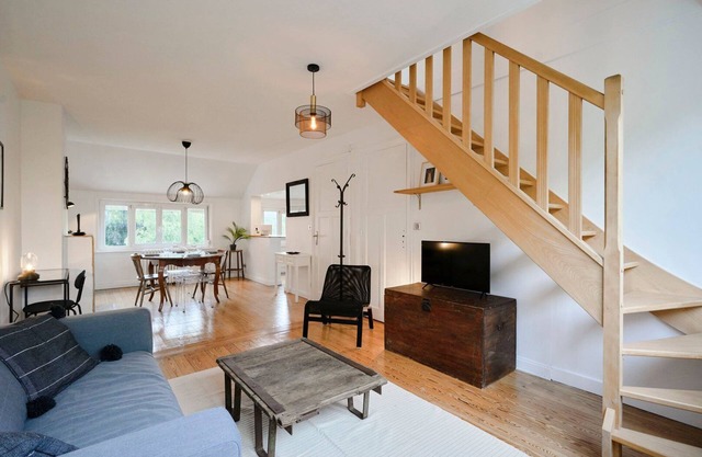 2-bedroom duplex apartment near tramway.