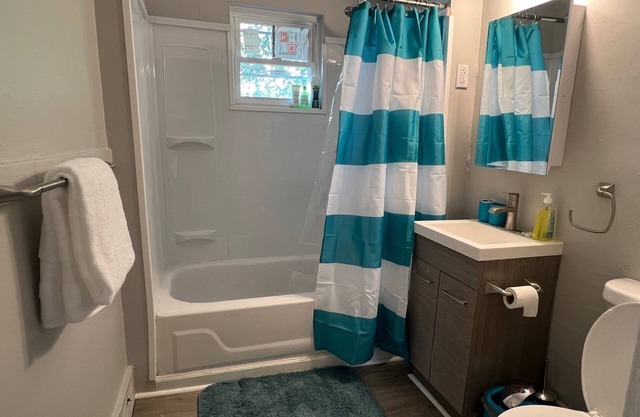 2 Bedroom, Efficiency Apartment Near Bus Stop And Trolley Line Near Downtown