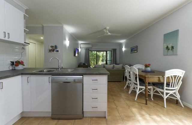 2 BEDROOM GROUND FLOOR APARTMENT 500M TO THE BEACH AND CLOSE TO MAIN STREET
