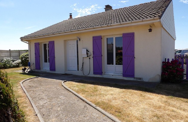 2 bedroom house with sea view, garden, car refill