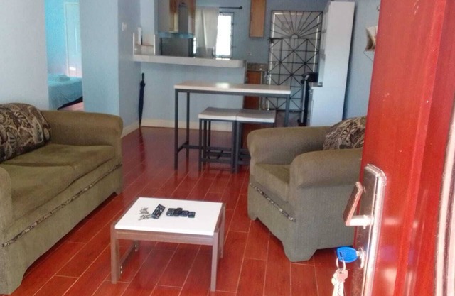 2 bedroom home in Spalding Manchester w/queen bed, kitchen dining & living room