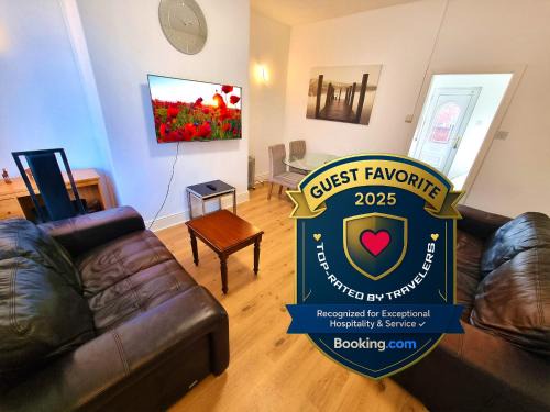 2 Bedroom Home Perfect for Work & Family Short Long-Term Stays Easy Access to Manchester, Oldham, Bury