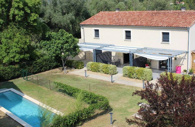 2 bedroom home with pool in great location in lovely market town in wine region.