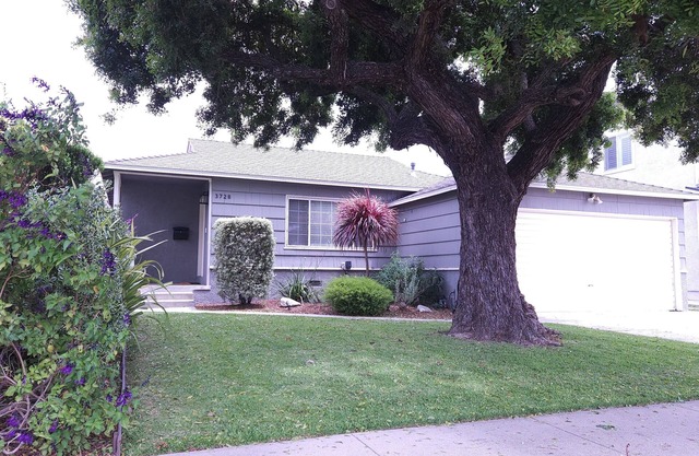 2-bedroom house in charming Long Beach 7 minutes from Long Beach Airport.
