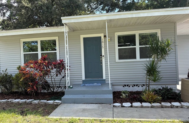 2-Bedroom house in Largo with inviting fenced backyard
