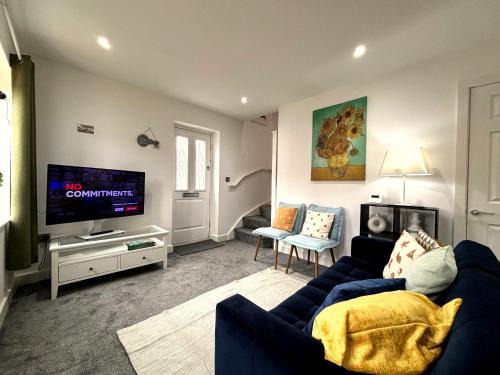 2 Bedroom House - Private Parking - Central