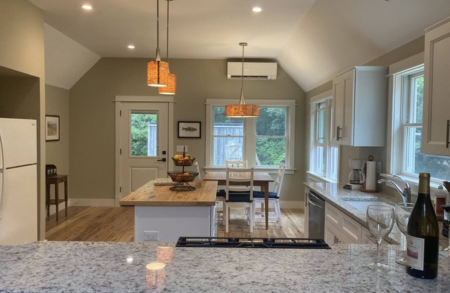 2-bedroom house, Short walk to beach, with AC and WiFi in Oak Bluffs