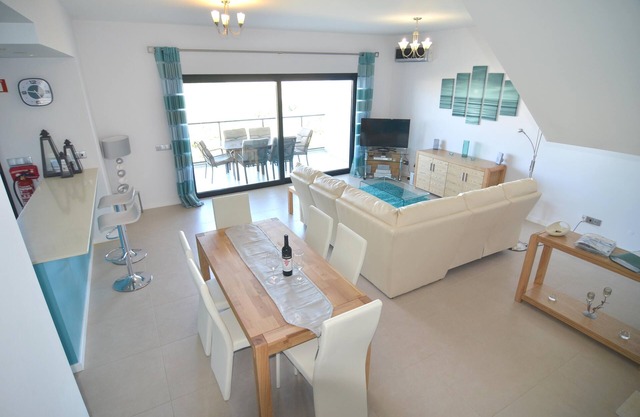 2 bedroom luxury, ultra modern stylish apartment Roof terrace Free WiFi. 9477/AL