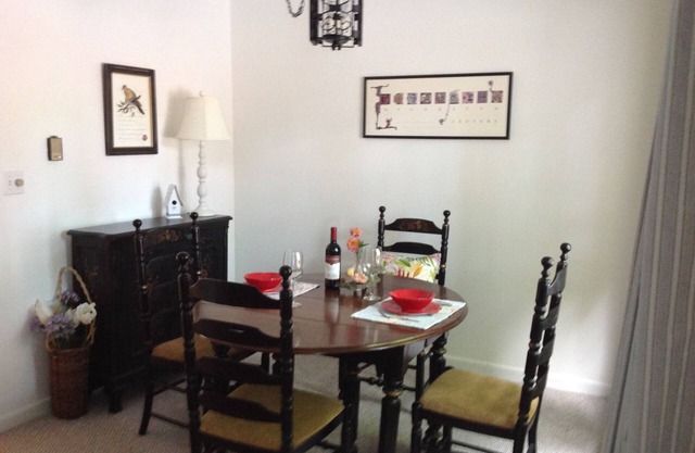 2 Bedroom newly renovated townehouse, beautifully decorated at Garfield House