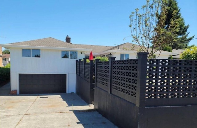 2 bedroom North Tacoma Beauty
