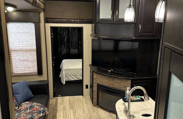 2 bedroom RV in the city of Seminole with AC, WiFi. Enjoy a cozy stay