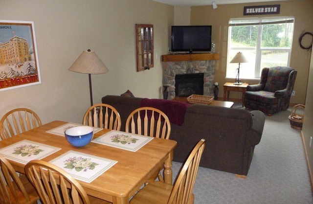2 Bedroom Ski In/Ski Out Overlooking Silver Queen Chair
