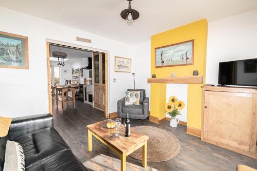 2-Bedroom Stylish, Cosy & Bright Cottage, Pet Friendly, Sleeps 5, Titchfield Village - by Blue Puffin Stays