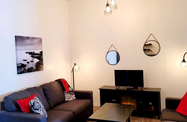 2 bedroom suite with laundry & kitchen. Private entrance & parking.