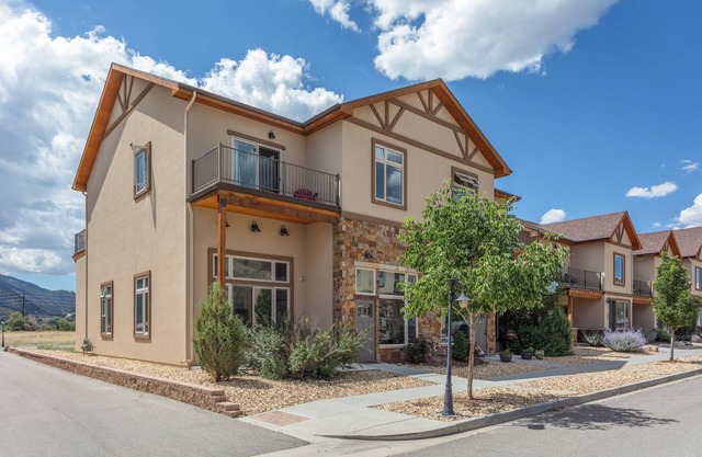 2-bedroom Upper Townhome in peaceful Poncha Springs