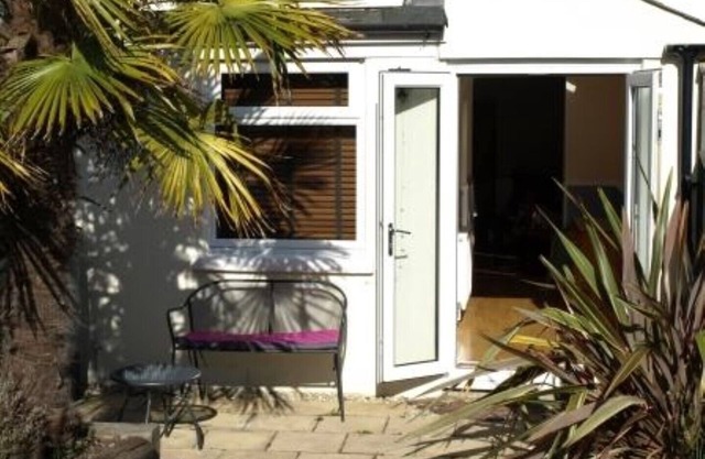 2 bedroomed cottage in Hythe, Kent, close to amenities and beach. Dogs welcome.