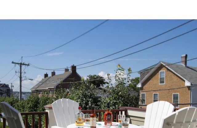 2 Bedrooms w/Loft, Deck and Fireplace on Thames St