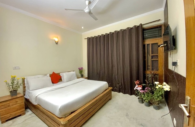 2 BHK entire floor for stay/parties