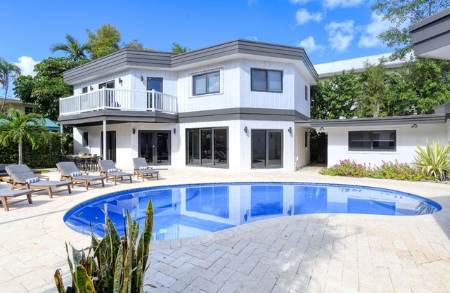 2 Big Homes On 1 Big Lot Walk to Beaches & Hot Spots!