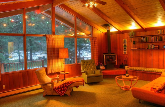 2 blocks to ski lifts! 9 person hot tub! Walk to XC ski,nRestaurants & Brewery!