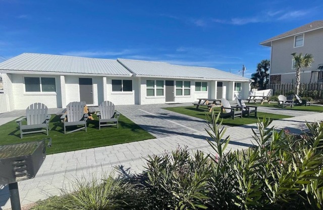 2 BR 2 BA Cottage Near Beach + Pickleball Fun