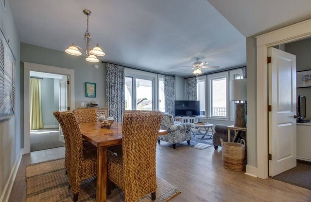2 BR/2 BA With 6 Seater Golf Cart, Village of Baytowne Wharf