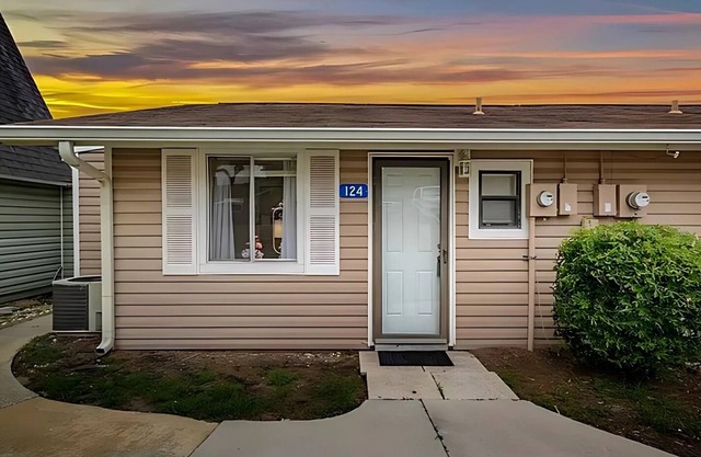 2 BR/2 bath Clermont cottage w/Heated Olympic Pool/basketball/lake access