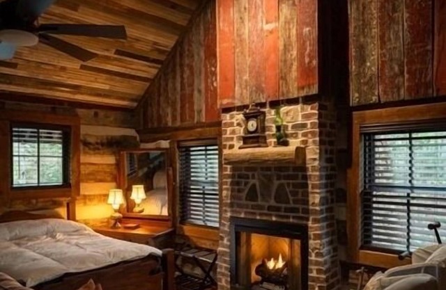 2-BR, 3 B 1860 hand hewn log cabin in peaceful setting Rutherfordton WiFi, AC
