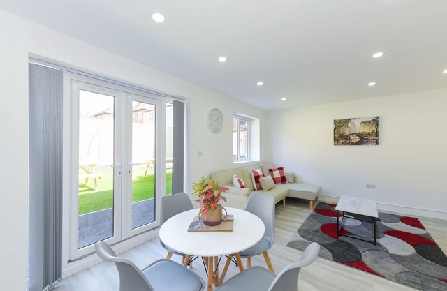 2-BR Apartment w/Parking Near Nottingham